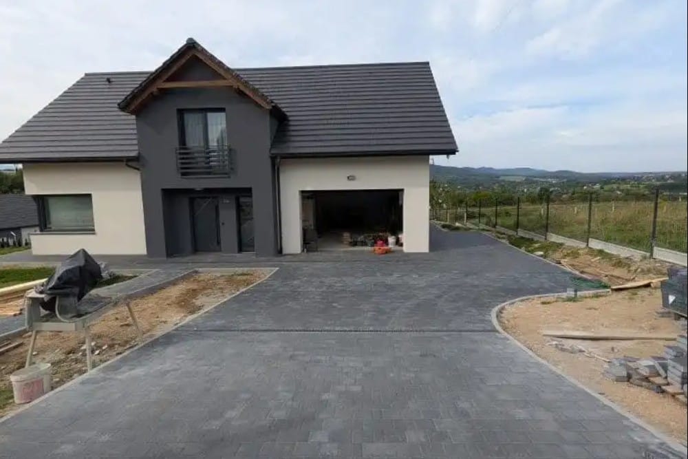 Podjazd z kostki brukowej w Krakowie – jak wybrać wzór i materiał?